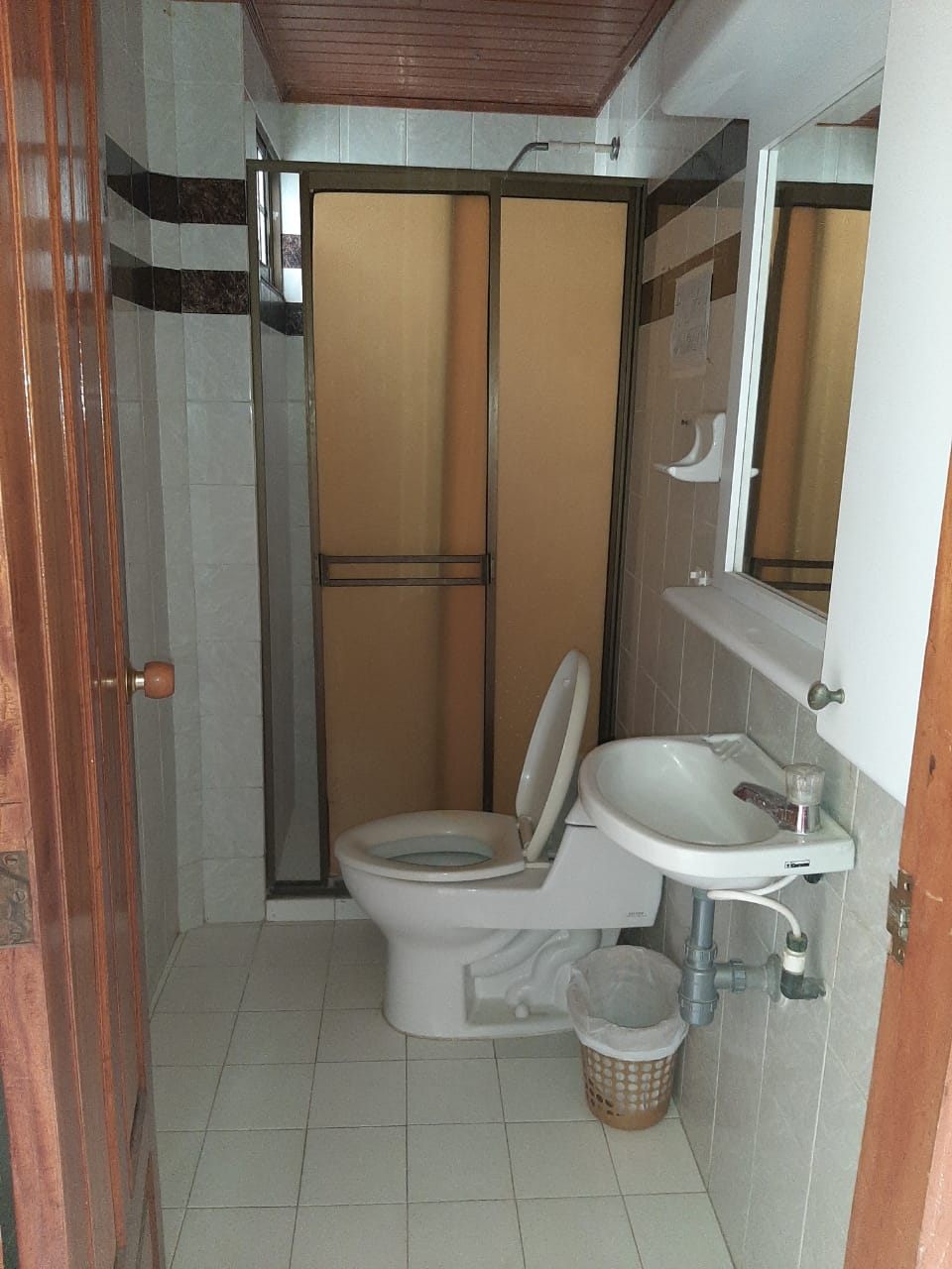 Baños limpios y equipados