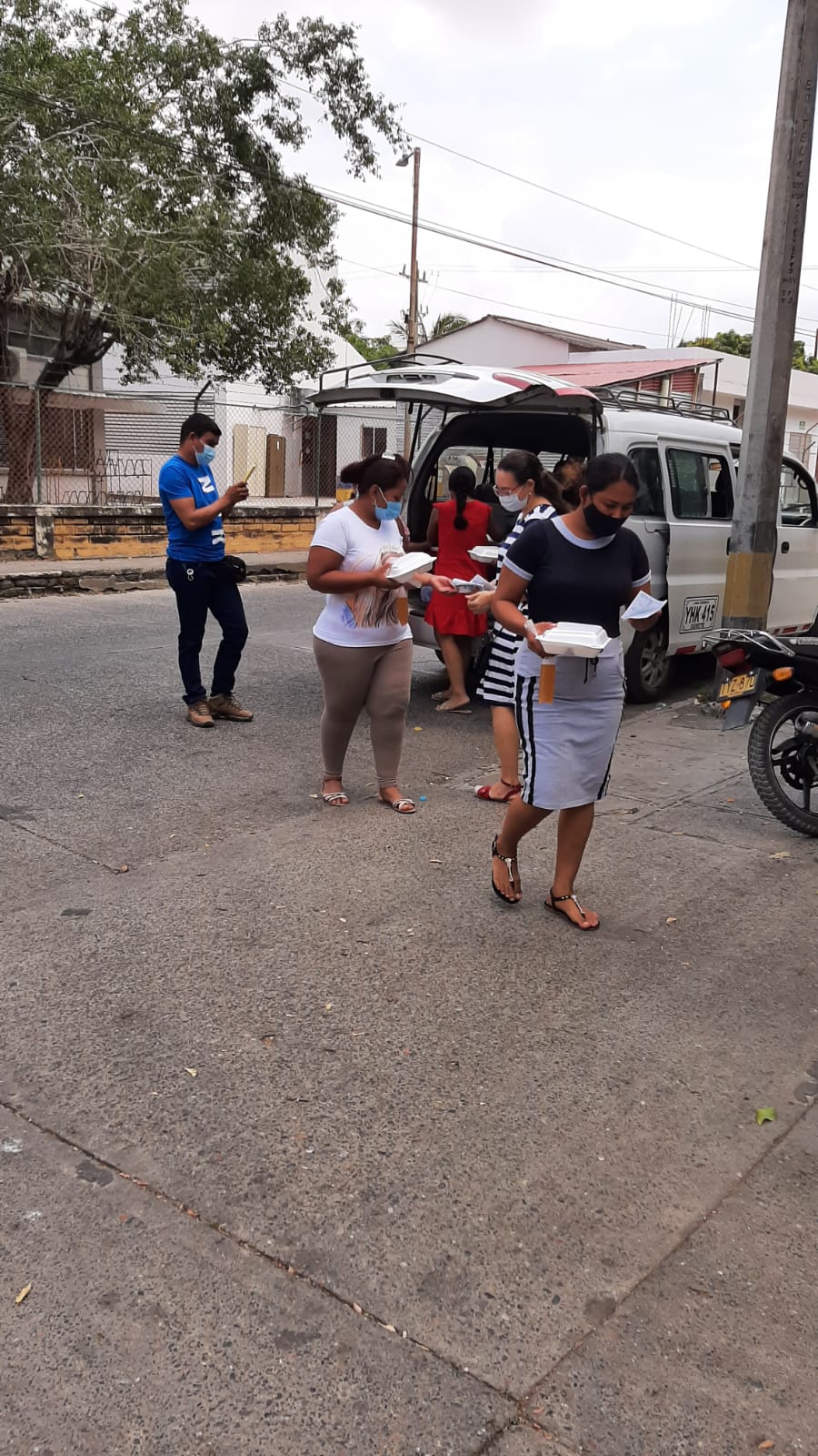 Entrega de apoyo en la comunidad